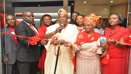 (L-r): Oladapo Dosumu, head of Distribution, Femi Oshinlaja, regional operations director, Miss. Edero Daro – Idollo, regional retail head, all of Airtel Nigeria, Alhaji Baale Ajibola Igbalaye, Representing His Royal Majesty Oba Fatai Aromire, The Oba of Ijora Iganmu Kingdom Apapa Lagos, Alhaja Sariatu Amusa, Iyaloja of Ifelodun, Ogungbe Market, Apapa and Tolulope Tope-Awofeko, Head Retail Showroom & Franchise, Airtel Nigeria during the commissioning of Airtel Apapa Mall Showroom in Lagos recently.